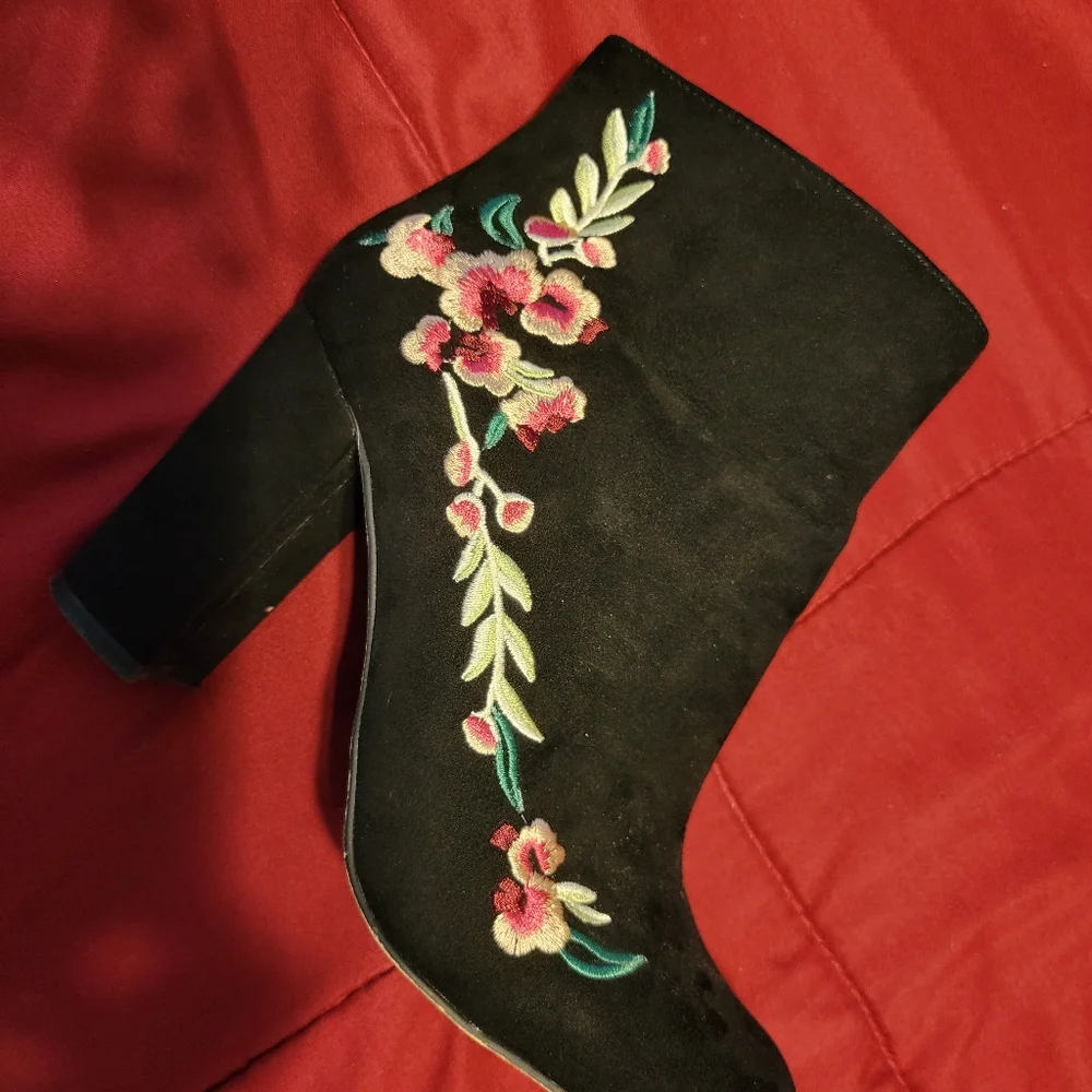 Atmosphere faux suede black boots. - Picture 3 of 7